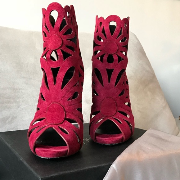 GIUSEPPE ZANOTTI


PRE-OWNED | Floral Cut-outs Suede Booties | Size 39.5 - Picture 3 of 8